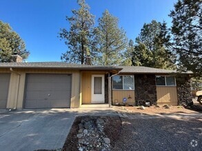 Building Photo - 2 Bed/1 Bath Duplex with Single Car Garage...