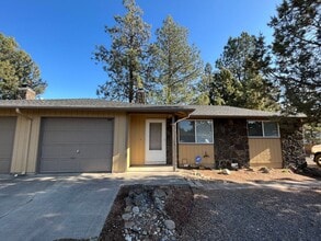 Building Photo - 2 Bed/1 Bath Duplex with Single Car Garage...