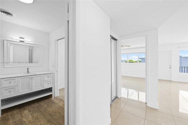 Building Photo - 1400 NE 169th St