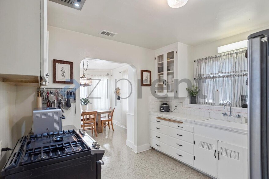 Building Photo - 1337 Acacia St