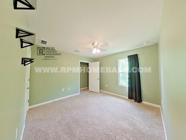 Building Photo - Spacious 5-Bedroom Home with Bonus Living ...