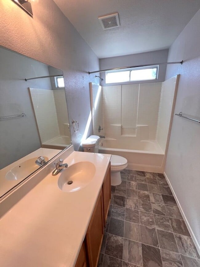 Building Photo - 3bed/2bath single story house with spaciou...