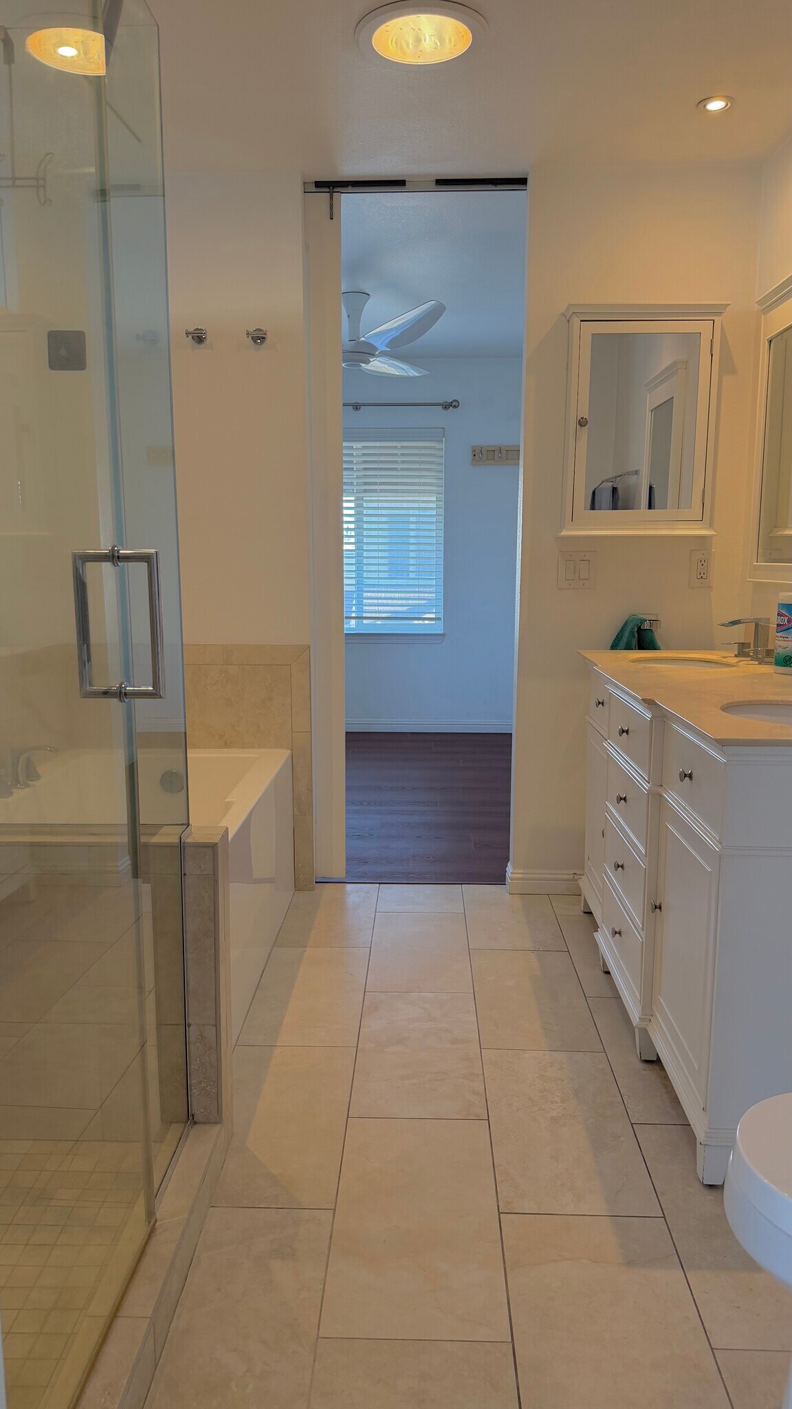 Jack & Jill master bathroom - 700 Lido Park Dr