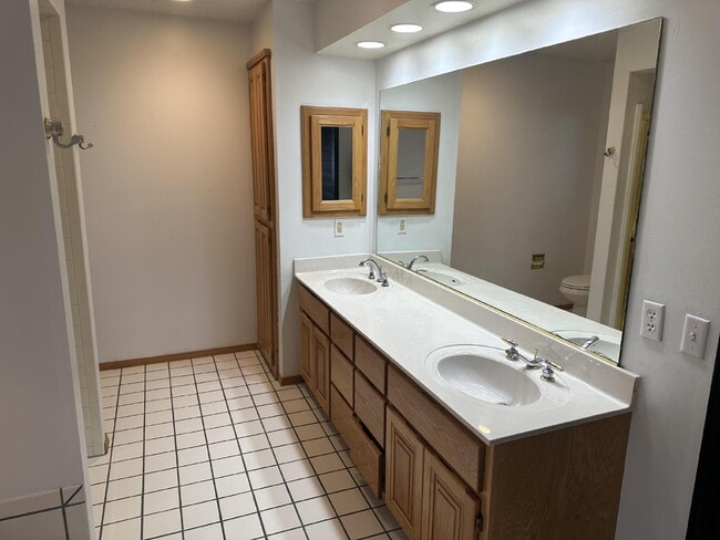 Building Photo - 4 Lois Ln