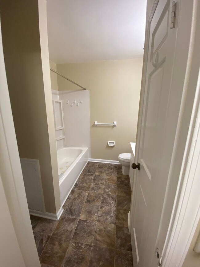 Building Photo - Spacious Townhouse with Fenced Backyard