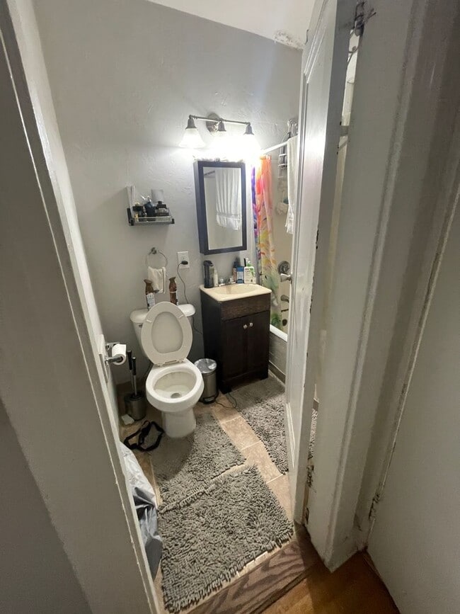 Building Photo - All New Split 2 Bed with Stainless Kitchen, New Floors Students Ok Laundry April 1