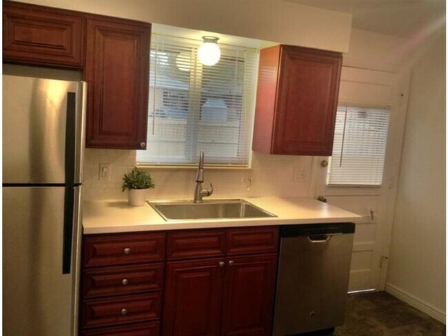 Building Photo - Charming 4BR House in Edgewater