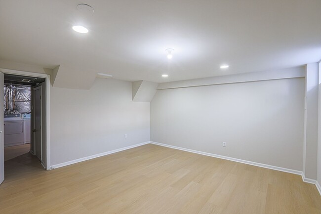 Building Photo - JUST RENOVATED Huge 3 bedroom 3 bathroom t...