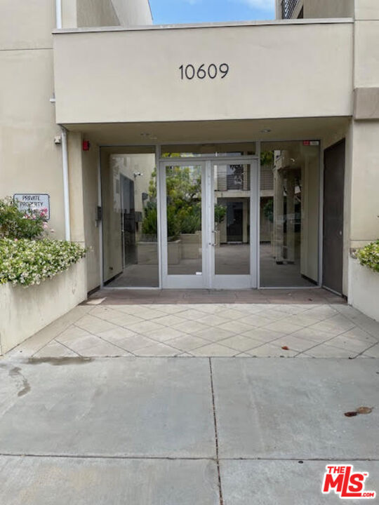 Primary Photo - 10609 Bloomfield St