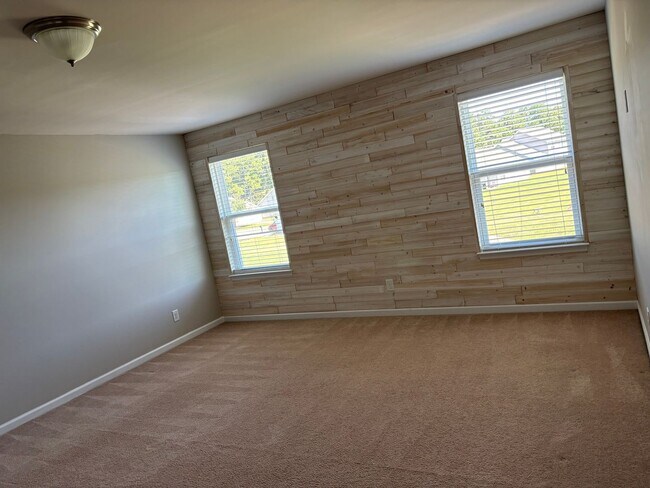 Building Photo - Great 4-Bedroom, 3-Bath