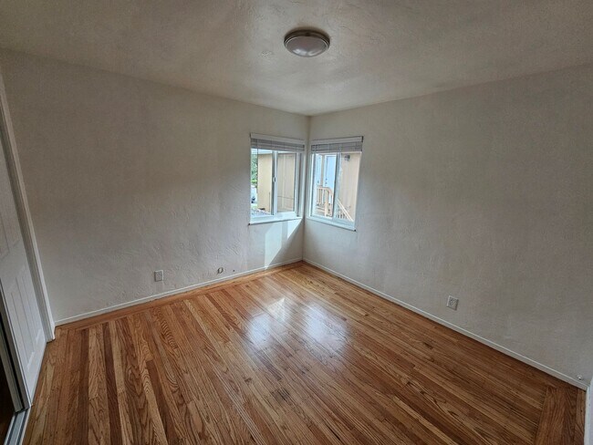 Building Photo - Cozy 2-Bed Oakland Apartment: San Leandro ...