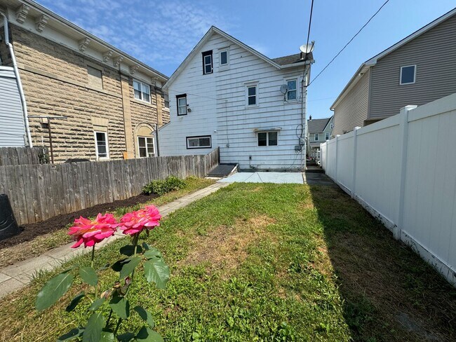 Building Photo - THREE BEDROOM/ONE BATH TWIN