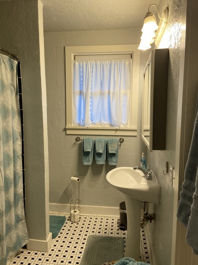 Building Photo - 321 E Duffy St