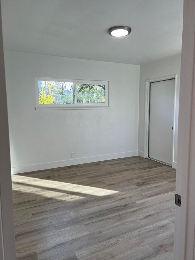 Building Photo - Beautifully Remodeled Home!