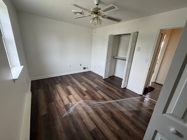 Building Photo - 1627 Blue Jay Dr