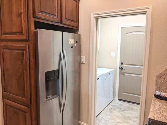 Building Photo - 3 Bed 3 Bath Townhome in Summit Crossing for Fall 2026 Move In!