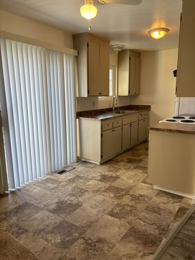 Building Photo - 2 bedroom ~1 bath ~ 1 car Garage!!