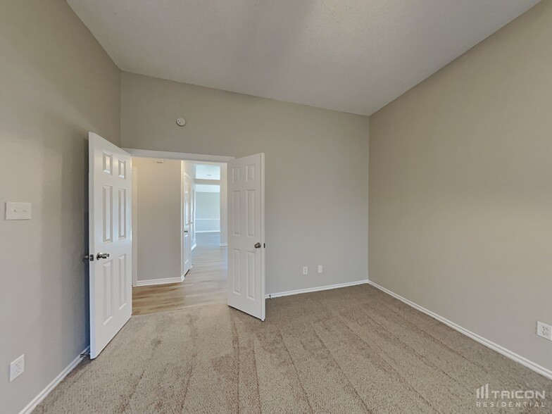 Building Photo - 653 Edgewood Dr