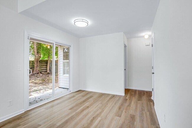 Building Photo - 3 Bedroom 2 Bathrooms in Sterling Creek - Richmond Hill