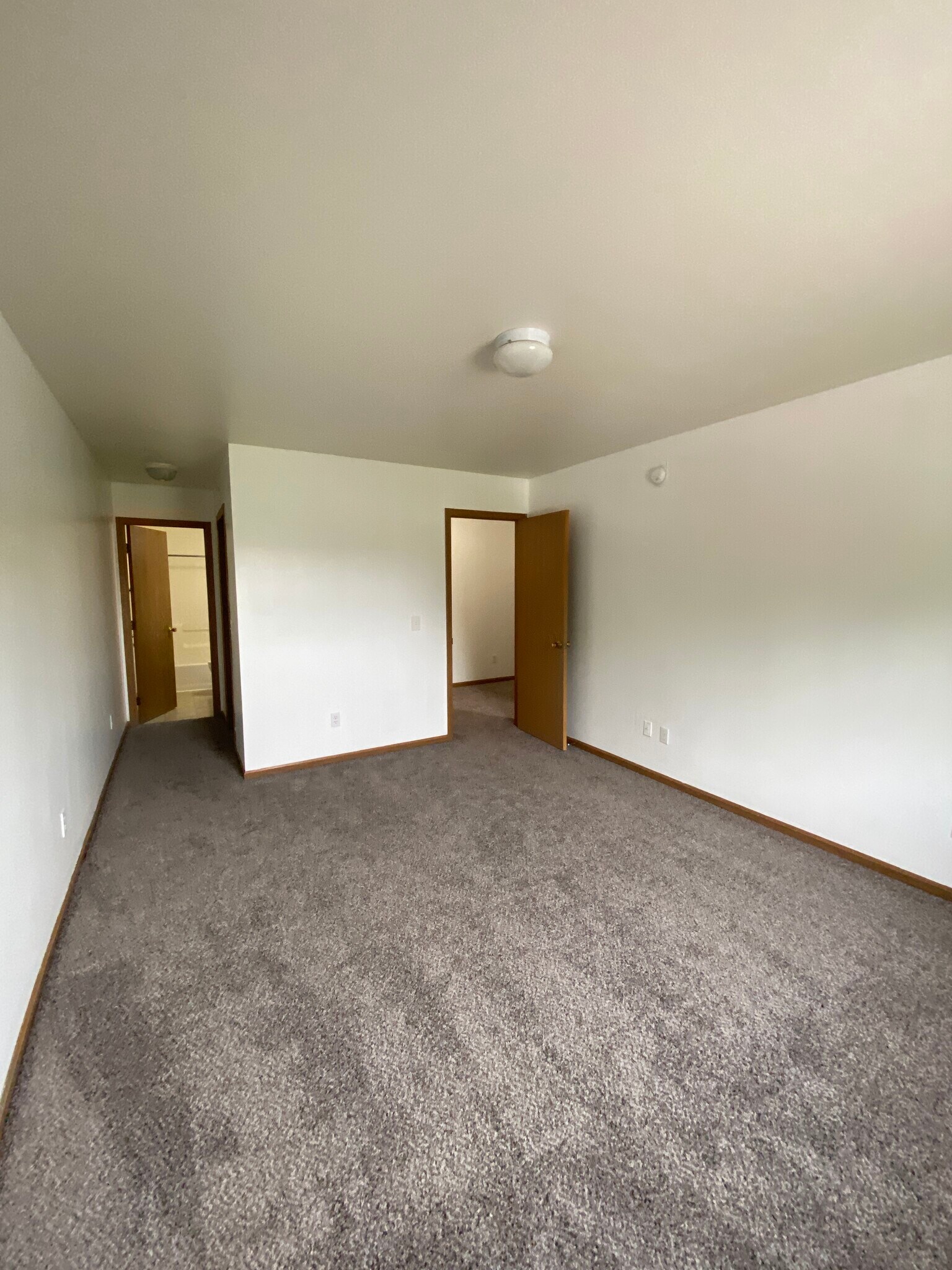 Building Photo - 7483 Crosscreek Dr