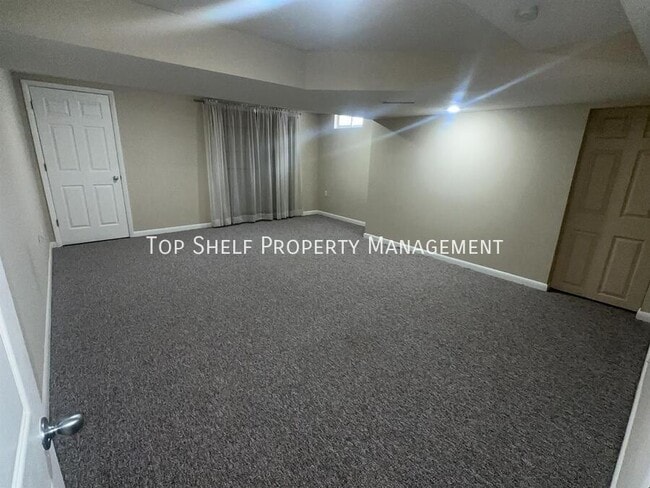 Building Photo - 4812 Lakeview Dr