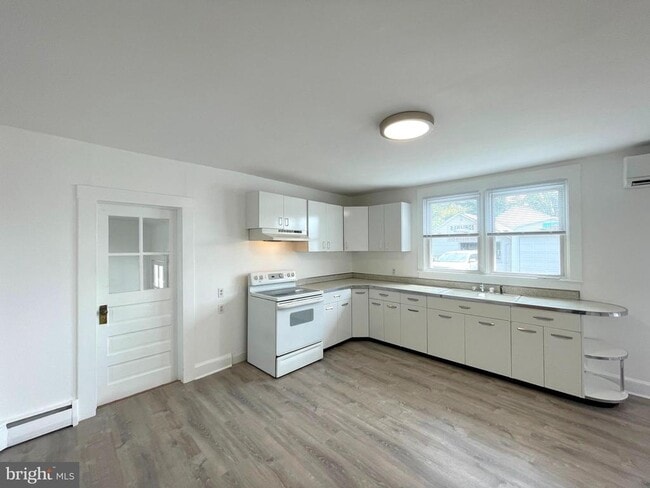 Building Photo - 590 Hallowing Point Rd