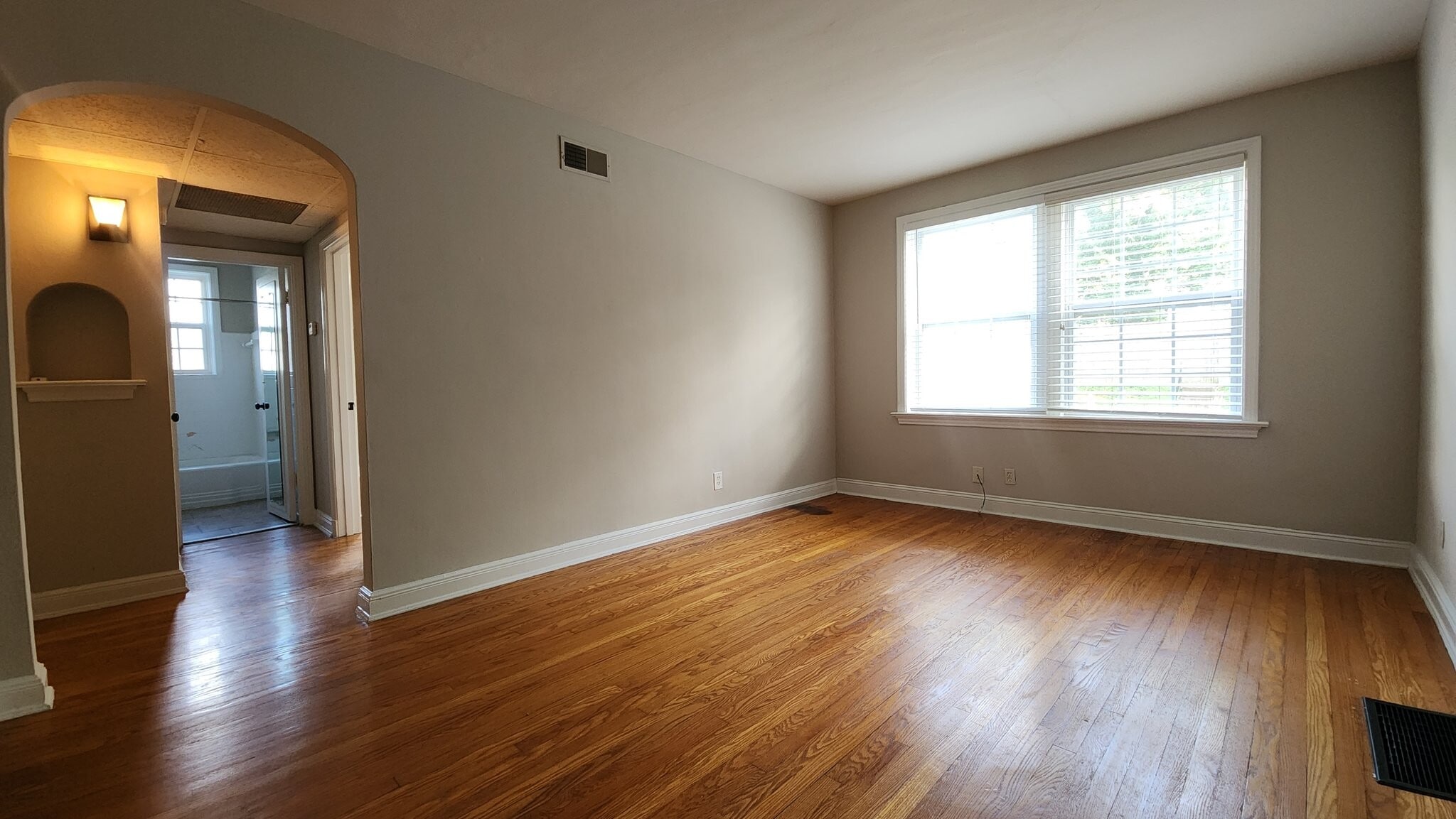 Building Photo - 1042 Sanford Ave