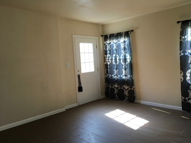 Building Photo - Beautifully 2Br, 2Ba Located near UOP