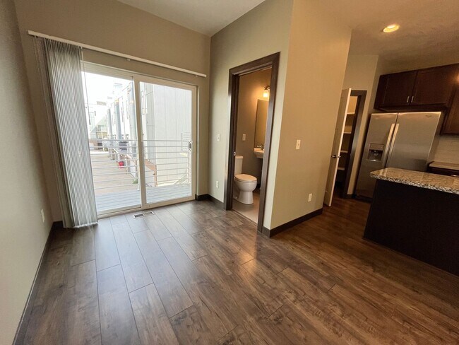 Building Photo - 3 Bed/2.5 Bath Townhome in Downtown Sioux Falls!!