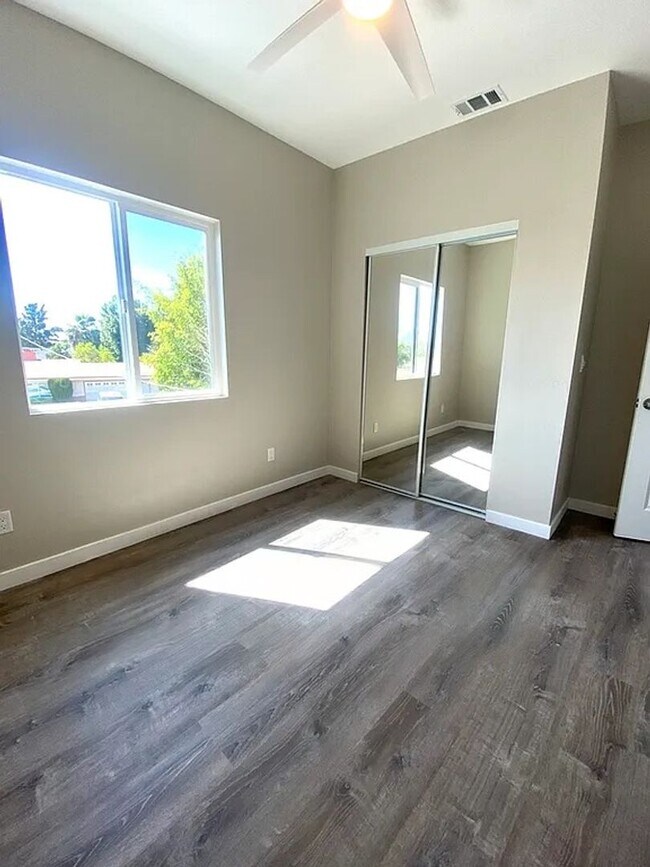 Building Photo - 5659-5661 Dorothy Way