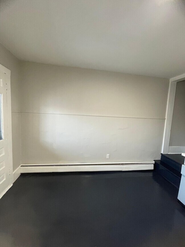 Building Photo - Newly Renovated 3BR Home – Move-In Ready