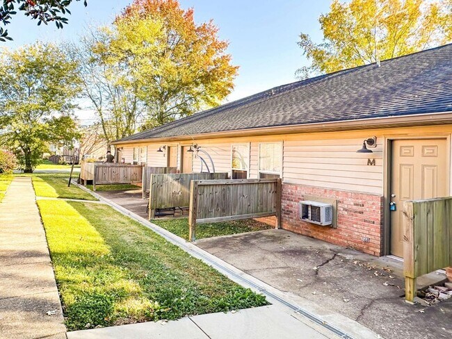 Building Photo - 100 Ballygar St