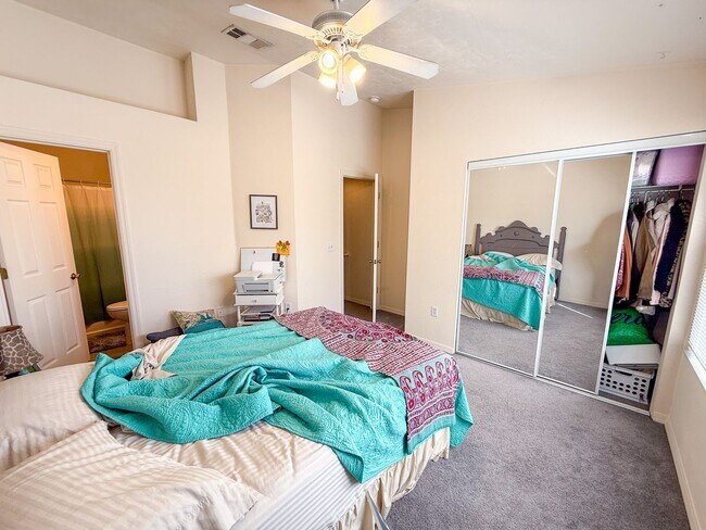 Building Photo - Victoria Station #141