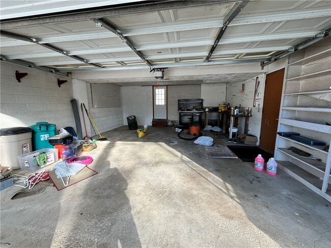 Building Photo - 28 Willow Dr