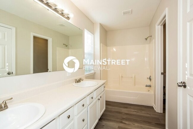 Building Photo - 4 Bedroom Pet-Friendly Home in Indianapolis, IN with Main Street Renewal