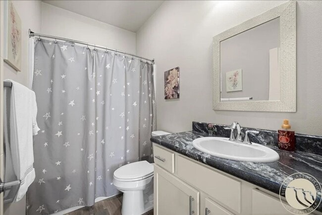 Building Photo - Super clean and Newer 2 bed 2 bath