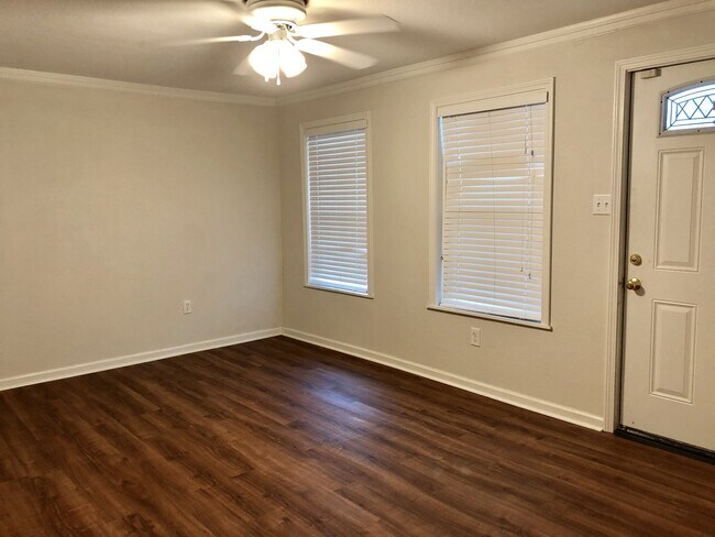 Building Photo - 3br/2ba cottage by LSU with all new appl, 2nd house from River Road