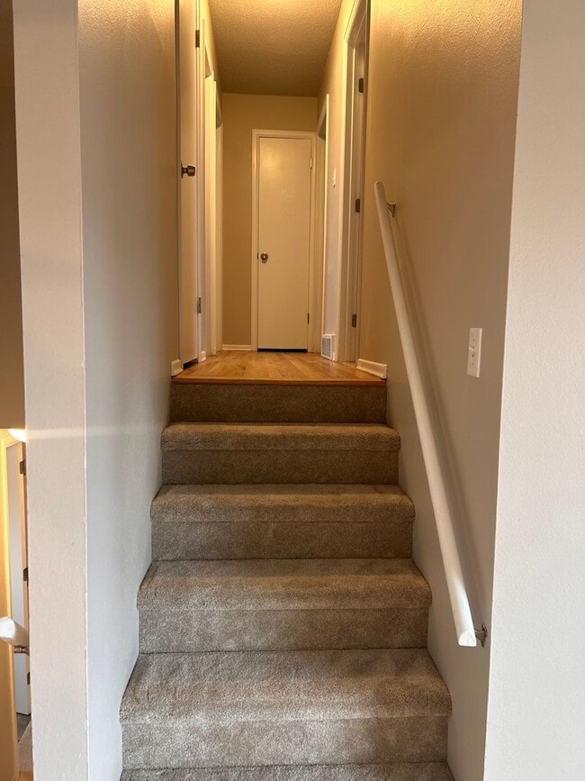 Building Photo - Big roomy 4 bedroom / 2 living room house