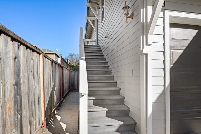 Building Photo - 2025 Northfield Dr