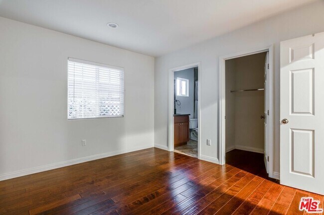 Building Photo - 4848 Oakwood Ave