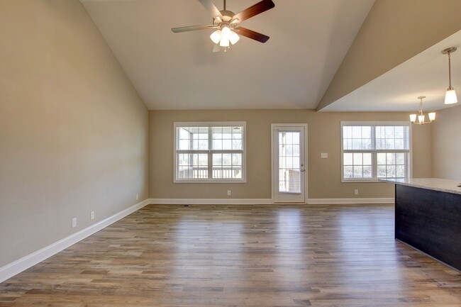 Building Photo - Fresh and Clean 3 bed 2 bath.  Sweet layout!