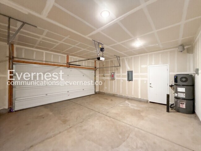 Building Photo - 4-Bed/3-Bath Home/Voucher Accepted/Available Now!