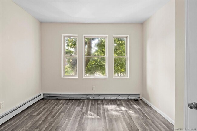 Building Photo - 204 Magnolia St