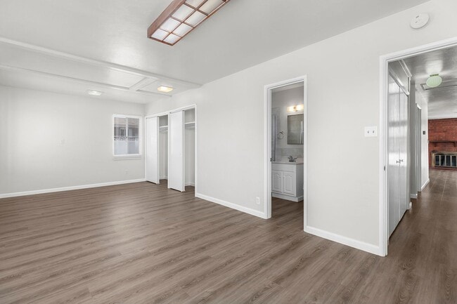 Building Photo - 4 Bedroom Home in Bay Park with Office and...