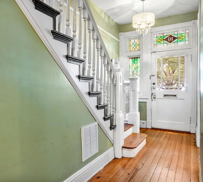 Building Photo - FAN DISTRICT HOME WITH 3 BEDROOMS AND 3 FULL BATHS