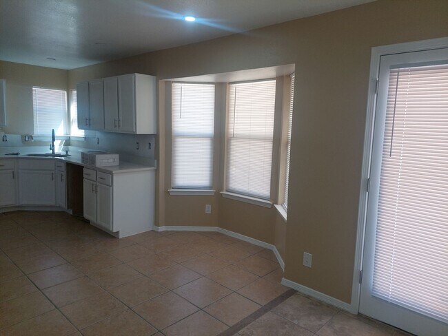 Building Photo - 4 BEDROOM 3 BATHROOM HOME! fully remodeled...
