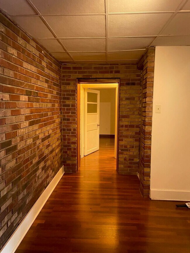 Building Photo - 547 W Main St