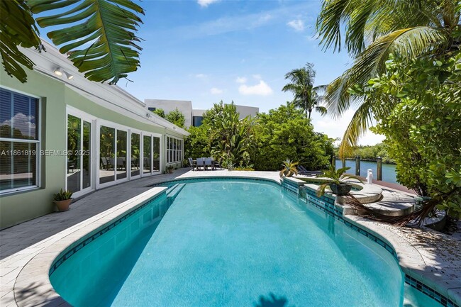 Building Photo - 3180 N Bay Rd