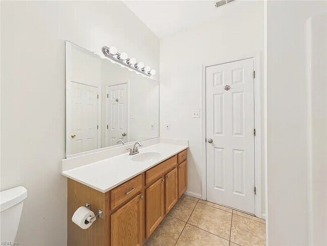 Building Photo - 2536 7 Kings Rd