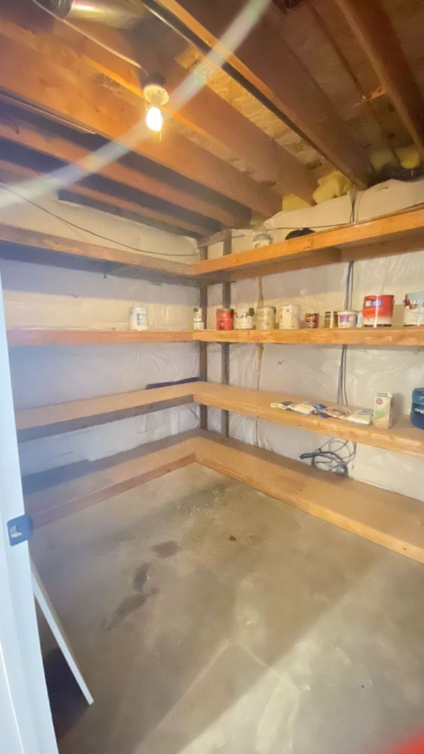 Building Photo - Spacious home in a Prime Location-6-month ...